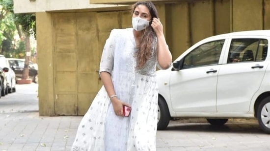 Huma's look was complete with an embroidered mesh dupatta and cotton churidar. The ensemble has silver threadwork and mirror work embellishments all over it. (Varinder Chawla)