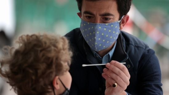 To help identify variant cases, surge testing is being deployed in 15 areas across England to suppress transmission, with more than 800,000 additional PCR test kits distributed. REUTERS/Hannah McKay(REUTERS)