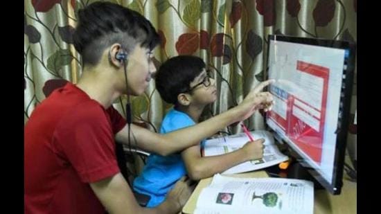 Parents of schoolchildren complained that schools were conducting online classes for long durations, causing stress and affecting the eyesight of students. (Keshav Singh/HT representative photo) Parents of schoolchildren complained that schools were conducting online classes for long durations, causing stress and affecting the eyesight of students. (Keshav Singh/HT representative photo)