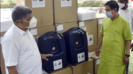 Union Minister Prahlad Joshi gives 80 oxygen concentrators to KIMS hospital in Hubballi, Karnataka on Friday. (PTI PHOTO.) Union Minister Prahlad Joshi gives 80 oxygen concentrators to KIMS hospital in Hubballi, Karnataka on Friday. (PTI PHOTO.)