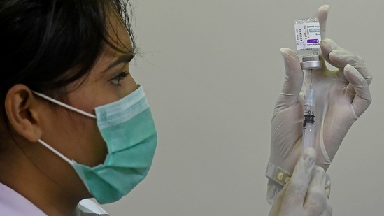 Experts have favoured the government's decision to widen the gap between the two doses of Covishield. (AFP) Experts have favoured the government's decision to widen the gap between the two doses of Covishield. (AFP)