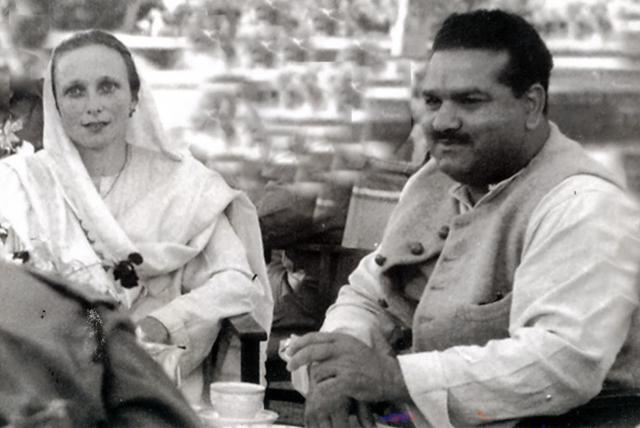 Freda and Baba Bedi (Courtesy the Kabir Bedi Archives) Freda and Baba Bedi (Courtesy the Kabir Bedi Archives)