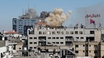 A fumaça sobe durante um ataque aéreo israelense, em meio a uma explosão de violência israelense-palestina, na cidade de Gaza. (Reuters)