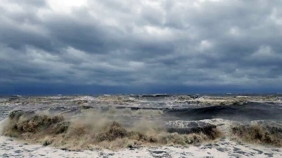 High tides form in the sea due to the formation of cyclone Tauktae, in Eriyad, Chavakkad and Kaipa Mangalam on Saturday. (ANI Photo) High tides form in the sea due to the formation of cyclone Tauktae, in Eriyad, Chavakkad and Kaipa Mangalam on Saturday. (ANI Photo)