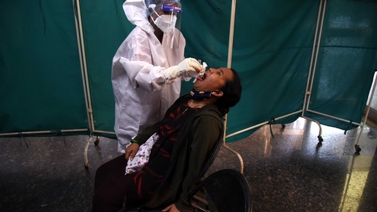 A total of 2,37,264 samples were tested in the state on Friday. (Photo by Bachchan Kumar/ HT PHOTO) (HT PHOTO)