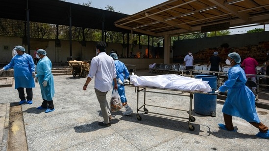 The body of a Covid-19 victim brought in at Jhandewalan crematorium in New Delhi, on May 14. There were 289 more deaths due to Covid-19 on May 14, the government’s health bulletin showed.(Amal KS / HT Photo)