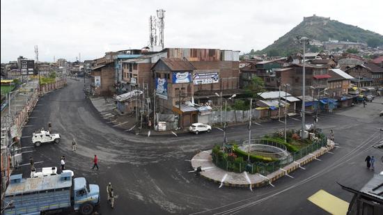 Security personnel stand guard on a deserted street in Srinagar during curfew. (Waseem Andrabi/HT) Security personnel stand guard on a deserted street in Srinagar during curfew. (Waseem Andrabi/HT)