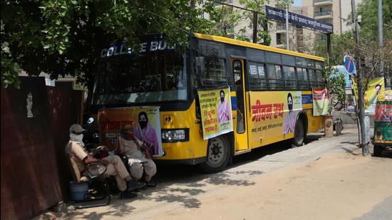 'Jeevan Rath,' a bus equipped with free oxygen cylinders for Covid patients who are waiting outside Jaipuriya hospital, in Jaipur, Rajasthan. (HT Photo/Himanshy Vyas) 'Jeevan Rath,' a bus equipped with free oxygen cylinders for Covid patients who are waiting outside Jaipuriya hospital, in Jaipur, Rajasthan. (HT Photo/Himanshy Vyas)