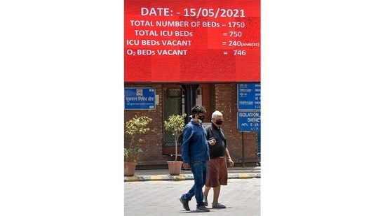 An electronic display board shows the number of vacant beds at LNJP Hospital, in New Delhi on May 15. As of May 14, there were 71,794 active cases in Delhi, the lowest since April 19.(Ravi Choudhary / PTI)