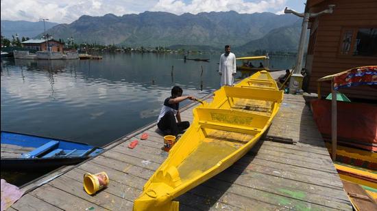 A man painting his shikara (boat) on the banks of Dal Lake in Srinagar. (Waseem Andrabi/HT) A man painting his shikara (boat) on the banks of Dal Lake in Srinagar. (Waseem Andrabi/HT)