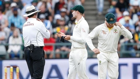 Cameron Bancroft and Steve Smith being investigated.(AFP)