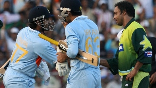 Robin Uthappa shakes hands with Shoaib Akhtar after India won the first ODI of the 2007 series. (Getty Images)