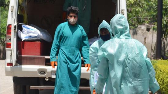 Supervisor Surinder Singh (left) and helpers at the cremation ground in Sector 28, Panchkula. (SANT ARORA/HT) Supervisor Surinder Singh (left) and helpers at the cremation ground in Sector 28, Panchkula. (SANT ARORA/HT)