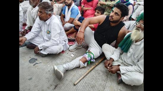 A protester injured during lathicharge by police personnel in Hisar. (HT Photo)