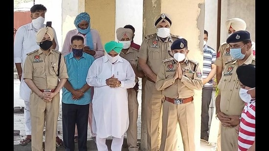 Officials paying tributes during the last rite of ASI Bhagwan Singh in Ludhiana on Sunday. Officials paying tributes during the last rite of ASI Bhagwan Singh in Ludhiana on Sunday.