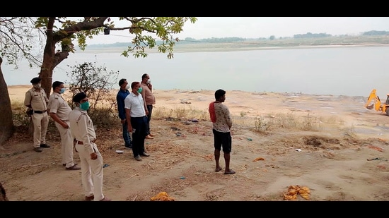 Police personnel looking for bodies buried near Mahadev Ghat, Chausa village, Buxar, May 11, 2021 (PTI) Police personnel looking for bodies buried near Mahadev Ghat, Chausa village, Buxar, May 11, 2021 (PTI)