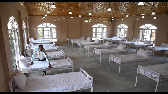 Srinagar municipal corporation transforms a marriage hall into a 40-bed Covid care centre in Srinagar on Sunday. (ANI) Srinagar municipal corporation transforms a marriage hall into a 40-bed Covid care centre in Srinagar on Sunday. (ANI)