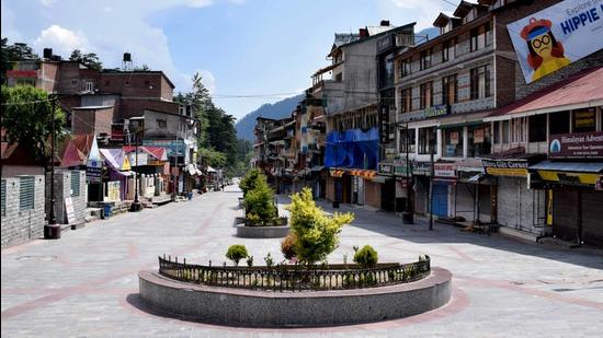 The Mall Road in Manali on Sunday. (Aqil Khan/HT) The Mall Road in Manali on Sunday. (Aqil Khan/HT)