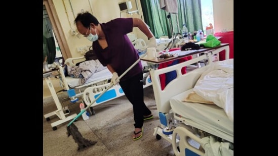 Mizoram's power and electricity department minister R Lalzirliana mopping a hospital floor.(Twitter@mizozeitgeist) Mizoram's power and electricity department minister R Lalzirliana mopping a hospital floor.(Twitter@mizozeitgeist)