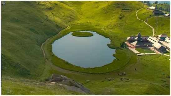 Prashar Lake lies 49 km to the east of Mandi. Surrounded by snow-capped peaks, this serene location will make you want to stay there forever.(Intsagram/trip_geography •)