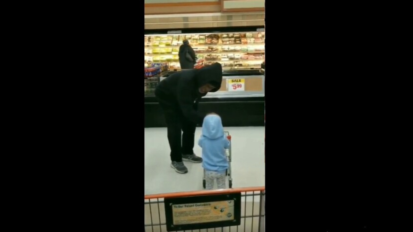 Wholesome video shows elderly man gifting toddler a dollar while ...