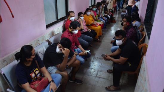 Beneficiaries wait in a long queue to get inoculated against Covid-19 at District Nurses' Training Centre, in Thane, Mumbai on Saturday, May 15. (HT photo)