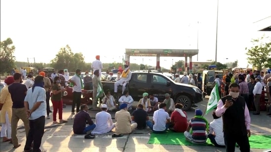 Farmers block the highway at Haryana-Punjab border at Shambhu toll plaza near Ambala on Sunday after police baton-charged farmers protesting against CM Manohar Lal Khattar in Hisar. (ANI Photo) Farmers block the highway at Haryana-Punjab border at Shambhu toll plaza near Ambala on Sunday after police baton-charged farmers protesting against CM Manohar Lal Khattar in Hisar. (ANI Photo)