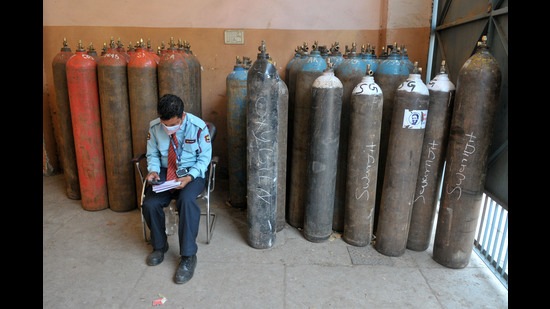 The decision to increase the quota of the life-saving gas at private facilities was taken in light of sufficient oxygen availability at government hospitals. (Ravi Kumar/HT) The decision to increase the quota of the life-saving gas at private facilities was taken in light of sufficient oxygen availability at government hospitals. (Ravi Kumar/HT)