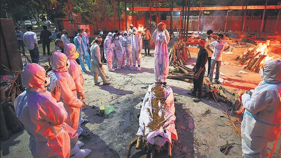 Relatives of a Covid-19 victim perform the last rites, at Sarai Kale Khan crematorium, in New Delhi. (HT file photo)