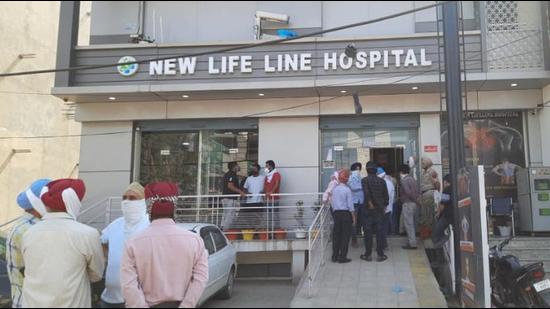 New Lifeline Hospital was accused of refusing to hand over a Covid victim’s body without clearing inflated bills. (HT Photo) New Lifeline Hospital was accused of refusing to hand over a Covid victim’s body without clearing inflated bills. (HT Photo)
