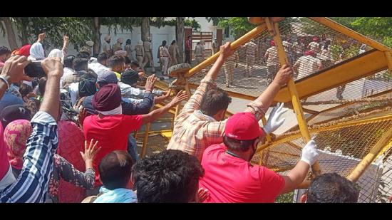Aspiring teachers protesting outside education minister Vijay Inder Singla’s house in Sangrur on Monday. (HT PHOTO)