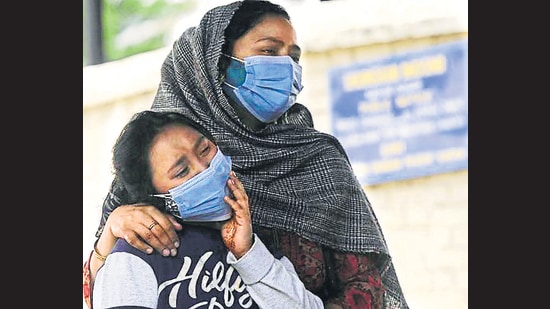 Officials said with 613 cases, Jammu had the highest number of new infections, followed by 495 in Srinagar, 376 in Budgam and 228 each in Anantnag and Udhampur. (Waseem Andrabi/HT) Officials said with 613 cases, Jammu had the highest number of new infections, followed by 495 in Srinagar, 376 in Budgam and 228 each in Anantnag and Udhampur. (Waseem Andrabi/HT)