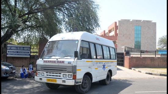 For an ambulance with oxygen support, charges within the tricity have been fixed as ₹300 up to 20km and ₹12/km thereon. (Ravi Kumar/HT) For an ambulance with oxygen support, charges within the tricity have been fixed as ₹300 up to 20km and ₹12/km thereon. (Ravi Kumar/HT)