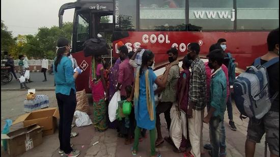 Migrant labourers board buses arranged by Gupta and his friends. (Source: Twitter @migranttravel)