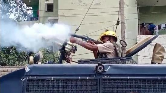 A Haryana Police personnel firing teargas shells to disperse protesters in Hisar on Sunday. (Manoj Dhaka/HT) A Haryana Police personnel firing teargas shells to disperse protesters in Hisar on Sunday. (Manoj Dhaka/HT)