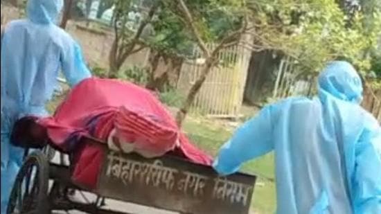 A video of the body being carried in the municipality garbage cart went viral on social media. (Sourced Photo) A video of the body being carried in the municipality garbage cart went viral on social media. (Sourced Photo)