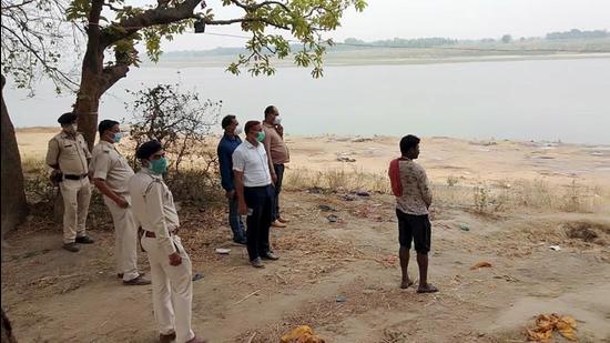 Buxar: Police personnel looking buried in the ground dead bodies were found Mahadev Ghat on the banks of river Ganga in Chausa village, in Buxar,Tuesday, May. 11,2021.( PTI Photo )(PTI05_11_2021_000242B) (PTI)