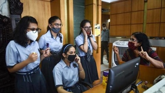Punjab Board 10th, 8th Results 2021: In class 10th, 99.93% of students have passed and government schools have performed better than affiliated and associated schools. Out of the total 3,21,384 students, 3,21,163 have passed.(Sanchit Khanna/HT file) Punjab Board 10th, 8th Results 2021: In class 10th, 99.93% of students have passed and government schools have performed better than affiliated and associated schools. Out of the total 3,21,384 students, 3,21,163 have passed.(Sanchit Khanna/HT file)
