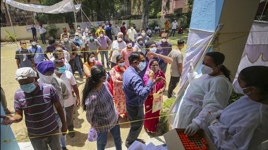 Kashmir valley had recorded no vaccination on Sunday in a striking contrast to the Centre’s claims of despatching vaccines on a daily basis. The health bulletin says none has been vaccinated in the last five days (PTI) Kashmir valley had recorded no vaccination on Sunday in a striking contrast to the Centre’s claims of despatching vaccines on a daily basis. The health bulletin says none has been vaccinated in the last five days (PTI)