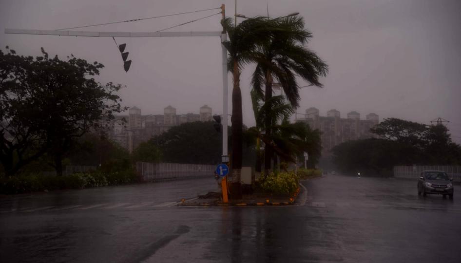 Heavy rains and winds lash Palm Beach Road in Navi Mumbai on Monday. (Bachchan Kumar/HT photoSSS)