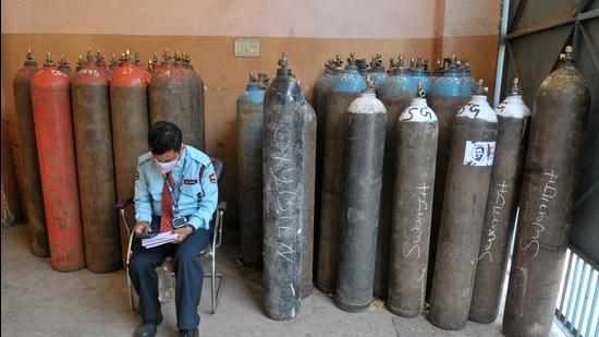 File photo: An employee at the private oxygen cylinder filling facility. (Ravi Kumar/Hindustan Times)