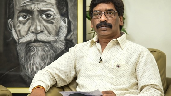 Jharkhand CM clears proposal to allocate <span class='webrupee'>₹</span>700 cr to teachers and other staffs(PTI) Jharkhand CM clears proposal to allocate <span class='webrupee'>₹</span>700 cr to teachers and other staffs(PTI)