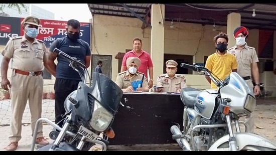 The robbers and the recovered motorcycles in the custody of Ludhiana police. (HT PHOTO)