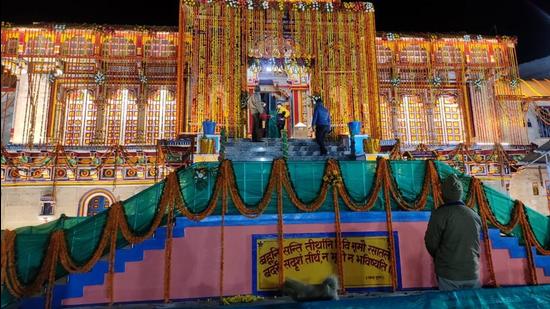 Badrinath shrine decorated with flowers for the opening of its portals on Tuesday, May 18. (HT photo)