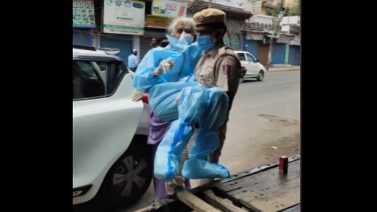 Delhi Police constable Kuldeep Singh carrying Shaila D'Souza to the vaccination centre.(ANI) Delhi Police constable Kuldeep Singh carrying Shaila D'Souza to the vaccination centre.(ANI)