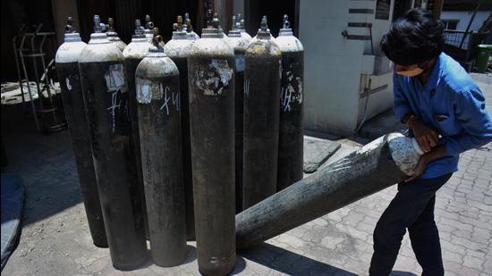 Thane, India - May 15, 2021: A worker keeps oxygen cylinders ready outside a Covid-19 Ward at Thane Civil Hospital, in Thane, Mumbai, India, on Saturday, May 15, 2021. ( Praful Gangurde / HT Photo ) (HT PHOTO) Thane, India - May 15, 2021: A worker keeps oxygen cylinders ready outside a Covid-19 Ward at Thane Civil Hospital, in Thane, Mumbai, India, on Saturday, May 15, 2021. ( Praful Gangurde / HT Photo ) (HT PHOTO)