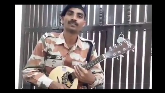 The image shows constable Rahul Khosla playing the mandolin.(Twitter/@itbp_official)