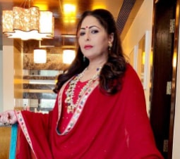 Geeta Kapur responds to marriage rumours after pics of her wearing ...