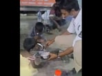The image shows constable S Mahesh Kumar giving his lunchbox to the children.(Twitter@TelanganaCOPs) The image shows constable S Mahesh Kumar giving his lunchbox to the children.(Twitter@TelanganaCOPs)