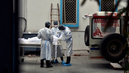 Relatives and family members of a Covid-19 victim collecting the body at the mortuary at Maulana Azad Medical College in New Delhi on May 18. India saw a record 4,529 fatalities due to the coronavirus in a single day pushing the national Covid-19 death toll to 2,83,248, the Union Health Ministry data updated on May 19 showed. (Sanjeev Verma / HT Photo) Relatives and family members of a Covid-19 victim collecting the body at the mortuary at Maulana Azad Medical College in New Delhi on May 18. India saw a record 4,529 fatalities due to the coronavirus in a single day pushing the national Covid-19 death toll to 2,83,248, the Union Health Ministry data updated on May 19 showed. (Sanjeev Verma / HT Photo)